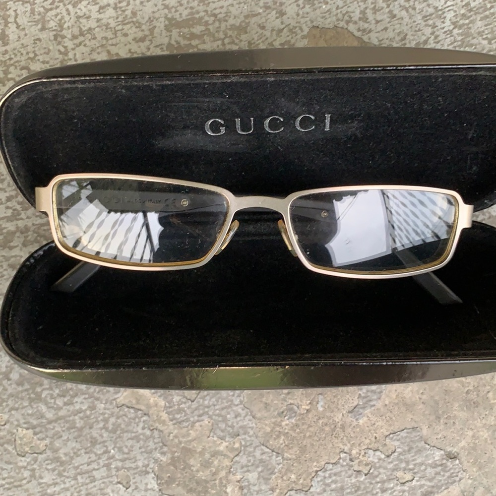 Gucci  Square  frame can be easily adjusted for a perfect fit. Enjoy 😍